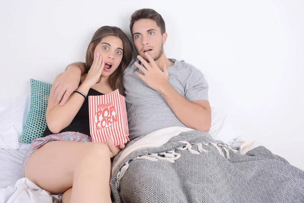 Pareja viendo películas en la cama . —  Fotos de Stock