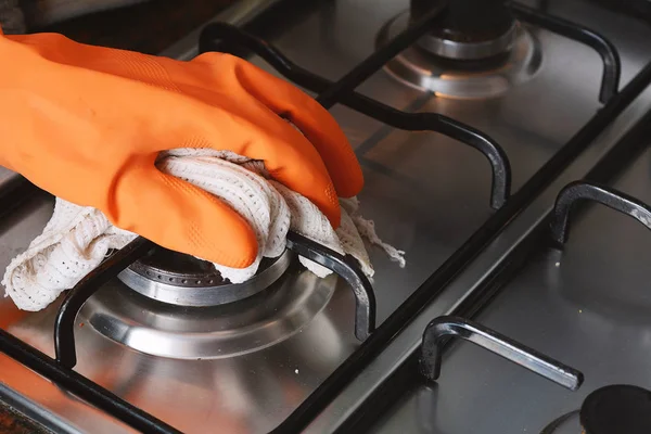 Close up view of hands in rubber gloves cleaning hob — Stock Photo, Image