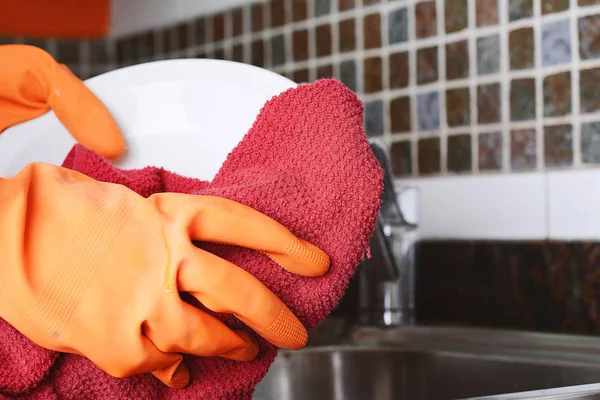 Manos en guantes de goma lavando platos con spon —  Fotos de Stock