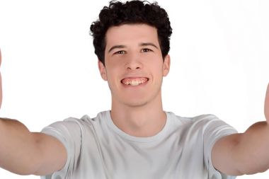 Adam selfie çekiyor..