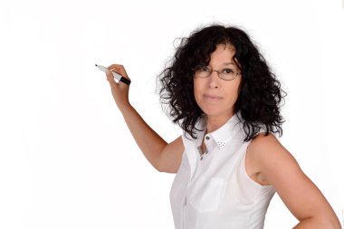 Okul öğretmeni marker ile yazma.