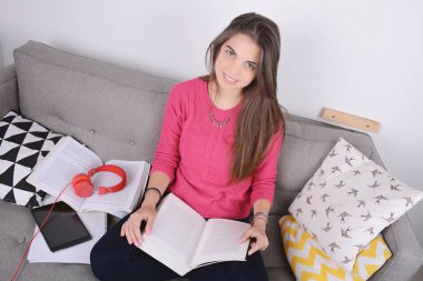 Çalışan genç kadın..