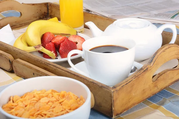 Bandeja de desayuno con café, zumo de naranja, cereales y frutas . —  Fotos de Stock