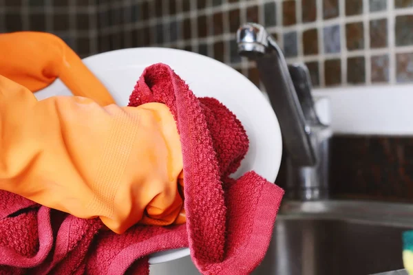 Manos en guantes de goma lavando platos con spon — Foto de Stock