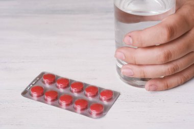 Kadın eller su ve hapları ile.