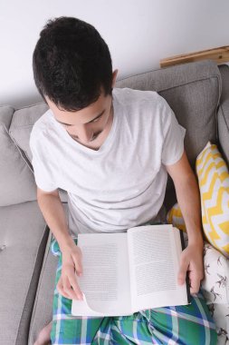 Genç adam çalışıyor..