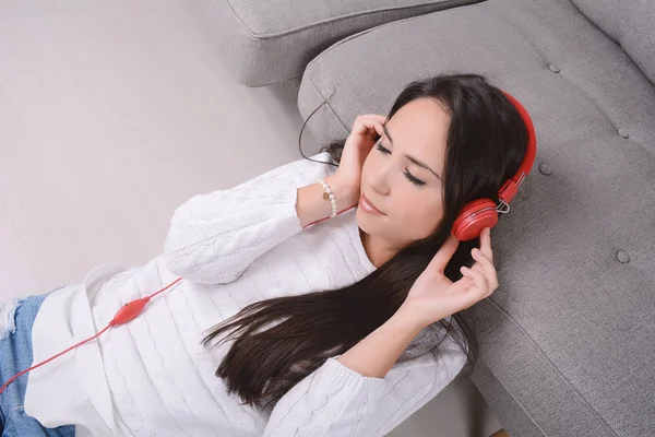 Kvinna lyssnar musik. — Stockfoto