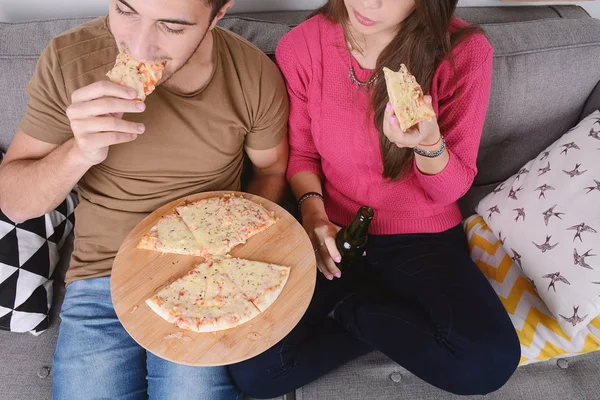 Par dricka öl och äta pizza. — Stockfoto