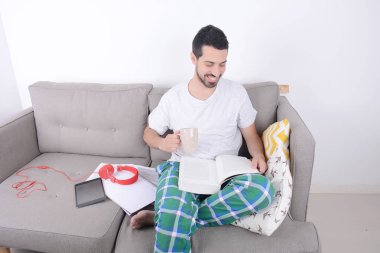 Genç adam çalışıyor..