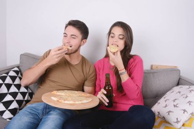 Kaç bira içme ve pizza yemek.