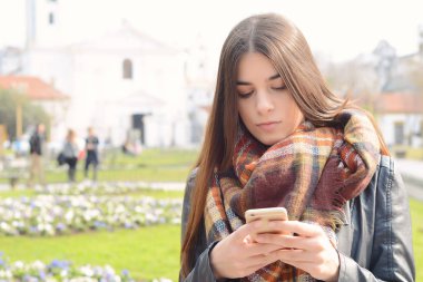 Genç kadın onun smartphone sahip iletileri gönderme.