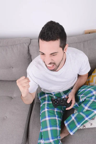 Homem jogando videogames . — Fotografia de Stock