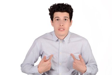 Adam kendini işaret.