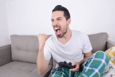 video oyunları oynarken adam.