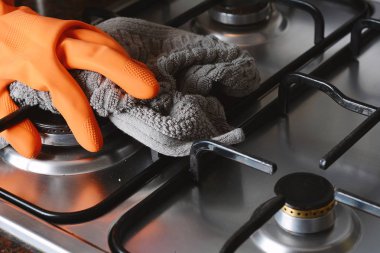 Elinde lastik eldiven hob temizlik görünümünü kapat