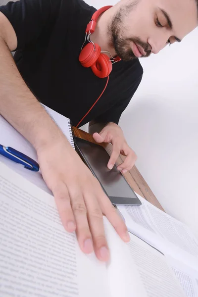 Hombre estudiando con tableta . — Foto de Stock