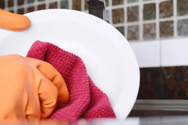 Hände in Gummihandschuhen spülen Geschirr mit Spon — Stockfoto