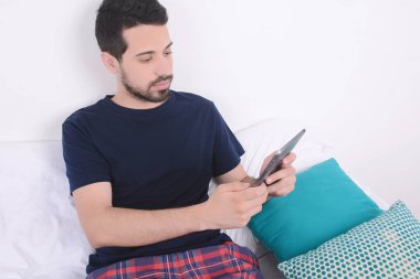 Adam yatakta tablet kullanma.