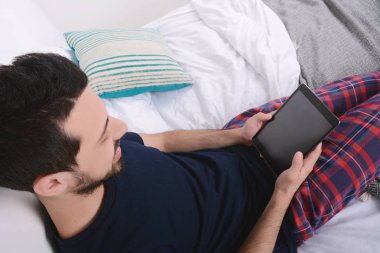 Adam yatakta tablet kullanma.