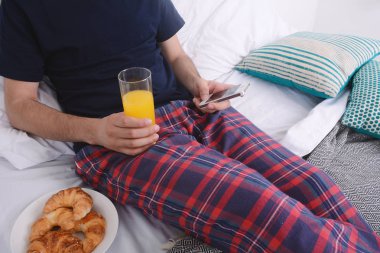 Kahvaltı ve istimal telefon adam.