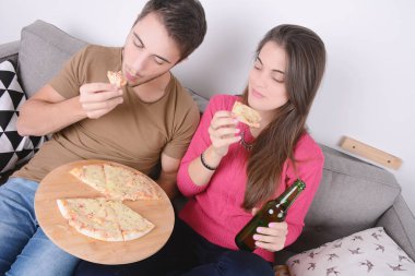 Kaç bira içme ve pizza yemek.