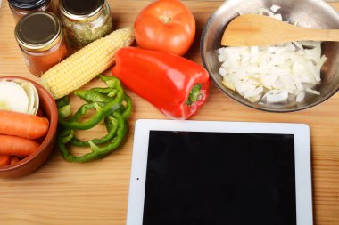 Sebze ve baharat ile dijital tablet.