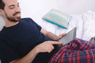 Adam yatakta tablet kullanma.