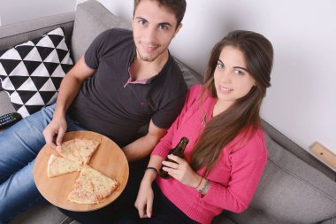 Kaç bira içme ve pizza yemek.