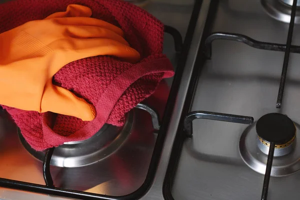 Крупним планом вид рук в гумових рукавичках прибиральниці — стокове фото