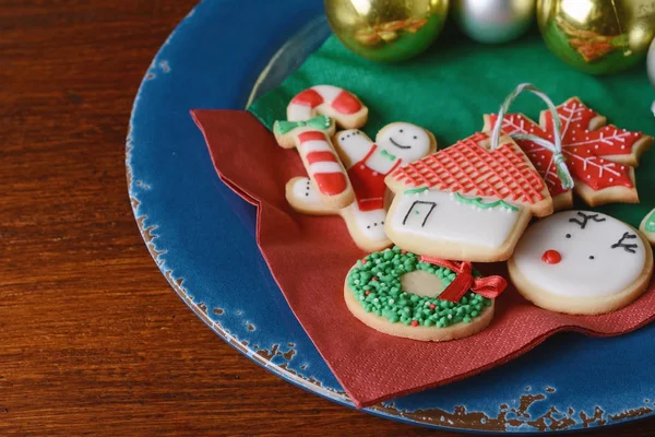Gros plan de la plaque avec des biscuits de Noël colorés — Photo