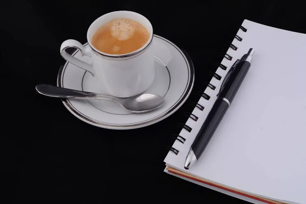 Eine Tasse Kaffee mit Notizblock. — Stockfoto