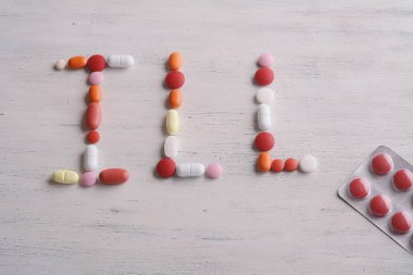 Kelime kötü ilaçlarla yapılan.