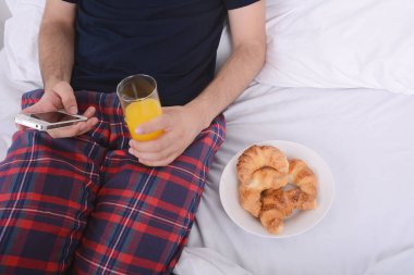 Kahvaltı ve istimal telefon adam.