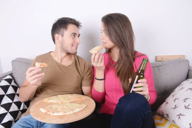 Kaç bira içme ve pizza yemek.