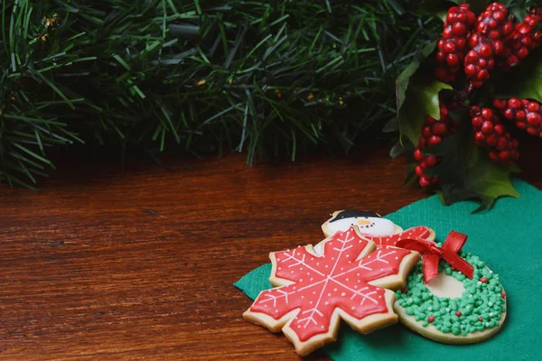 Biscoitos de Natal coloridos com abeto de ramos festivo — Fotografia de Stock