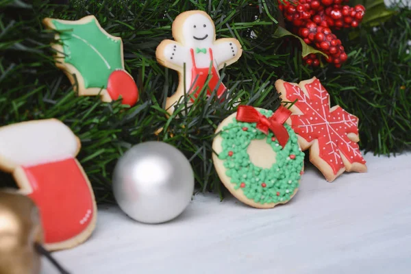 Vista de cerca de coloridas galletas de Navidad con decoración festiva —  Fotos de Stock