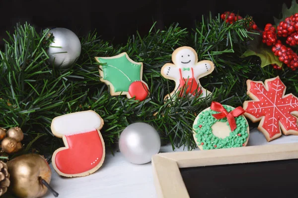 Barevné vánoční cukroví s prázdnou tabuli a dekorativní — Stock fotografie
