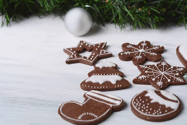 Close up vista de biscoitos de Natal com decoração festiva — Fotografia de Stock