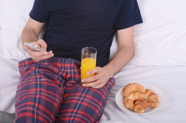 Kahvaltı ve istimal telefon adam.