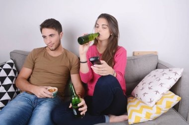 İçki bira çift ve tv seyretmek.