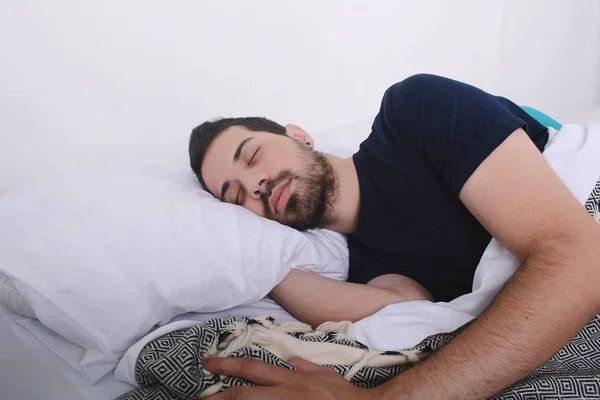 Homem dormindo na cama. — Fotografia de Stock