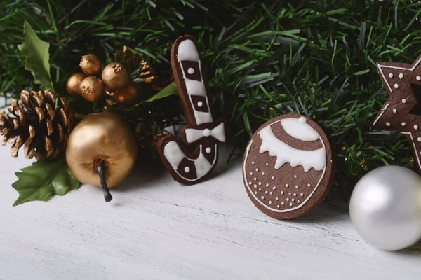 Visão de perto de biscoitos de Natal com abeto de ramos festivo — Fotografia de Stock