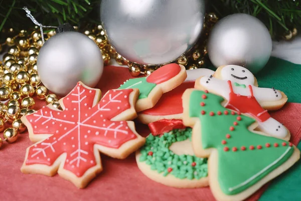 Vista de cerca de las coloridas galletas de Navidad — Foto de Stock