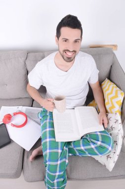 Genç adam çalışıyor..