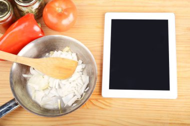 Sebze ve baharat ile dijital tablet.