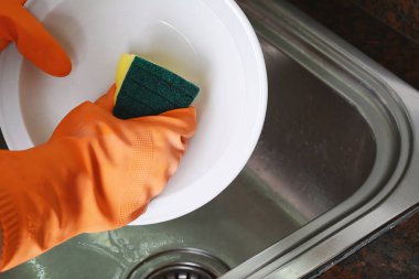 Elinde spon ile bulaşık eldivenleri