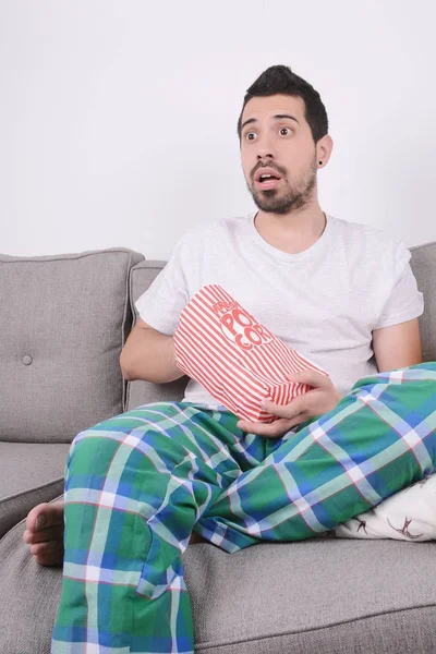 Чоловік їсть попкорн і дивиться фільми . — стокове фото