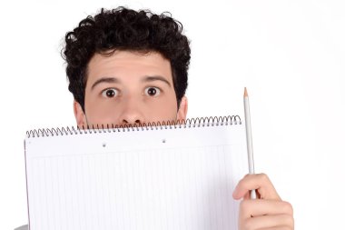 Öğrenci holding defter ve kalem.