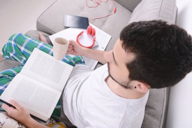 Genç adam çalışıyor..