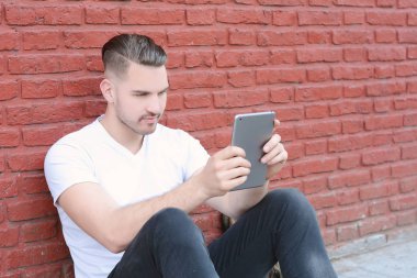 Latin delikanlı tablet kullanma